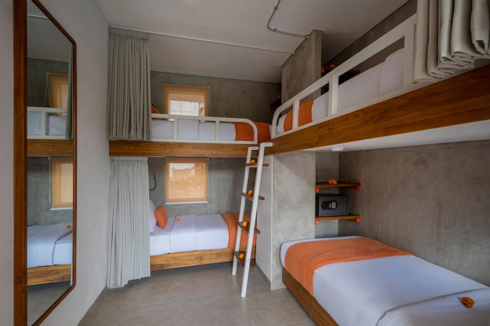 Letto in dormitorio misto con 4 letti