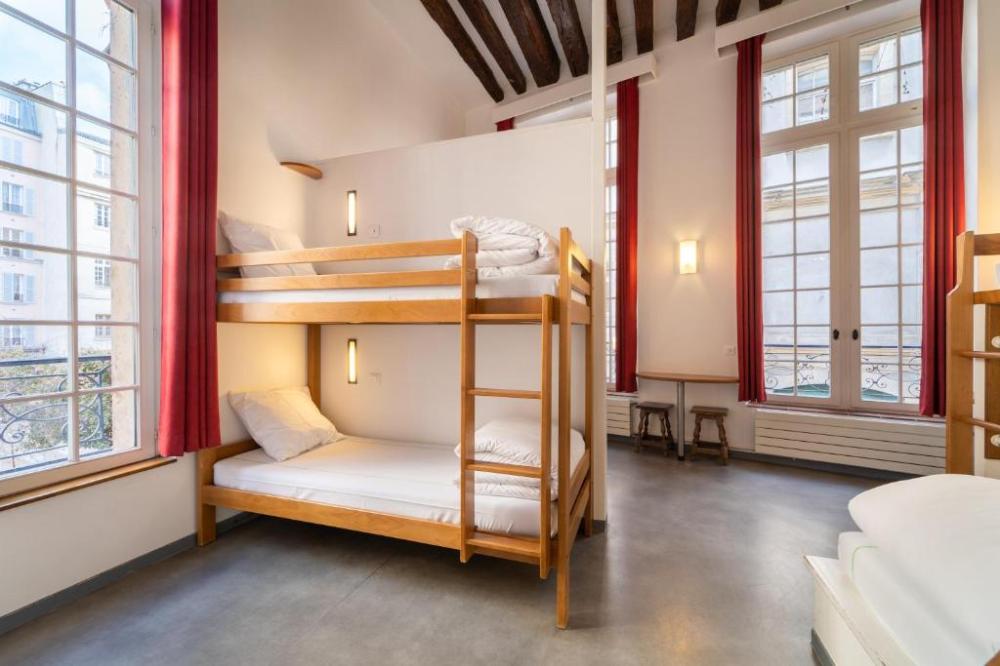 Letto in dormitorio femminile da 10 letti.