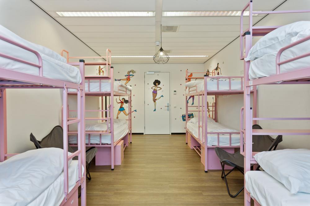 8 letti dormitorio - Solo femmine - Standard - Bagno condiviso sullo stesso piano