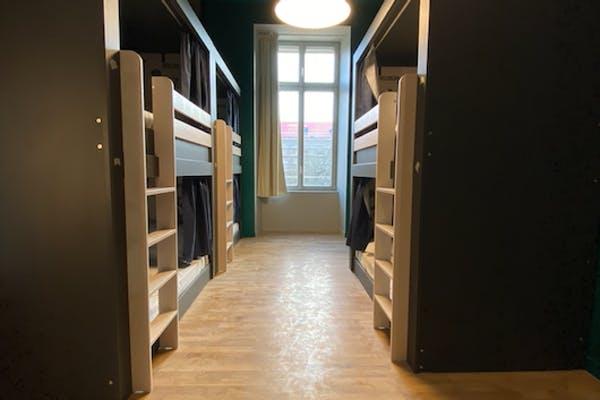Un letto in una camera condivisa da 6 letti solo per donne - bagno condiviso